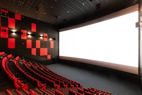 Russie, Nijni Novgorod - 14 novembre 2016 : Cinéma Imperia Grez Nebo, Dolby Atmos. Salles de cinéma rouges vides, chaises confortables et douces. Vue perspective de l'auditorium avec espace blanc à l'écran — Photo