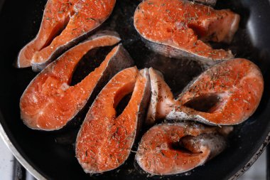 Çiğ Pembe somon biftek bir tavada, üstten görünüm close-up. Kızartma için taze deniz ürünleri.