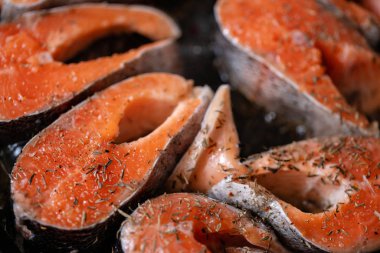 Çiğ Pembe somon biftek bir tavada, üstten görünüm close-up. Kızartma için taze deniz ürünleri.