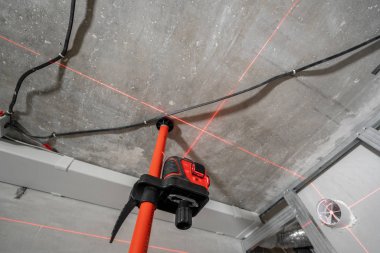 Ölçüm yenileme sırasında lazer. Ve inşaat araçları. Kırmızı lazer ışık satır düzey ölçü birimi.