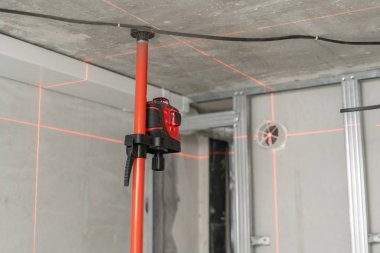 Ölçüm yenileme sırasında lazer. Ve inşaat araçları. Kırmızı lazer ışık satır düzey ölçü birimi.