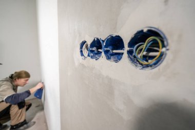 Profesyonel kurulum elektrik prizi, tel ve anahtarları. Düz veya office ışıkta bağlanma. Duvardaki elektrik telleri. Onarım soket daire.