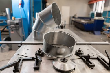 üretim aracı, elektrikli makine inişli çıkışlı. Havalandırma ve oluklar üretimi. Araç ve Sac bükme donatımı. üretim veya deposundaki bir gösteri stand