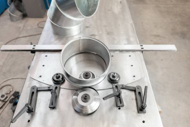 üretim aracı, elektrikli makine inişli çıkışlı. Havalandırma ve oluklar üretimi. Araç ve Sac bükme donatımı. üretim veya deposundaki bir gösteri stand