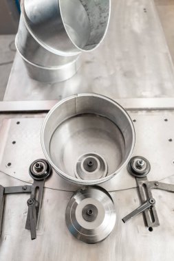 üretim aracı, elektrikli makine inişli çıkışlı. Havalandırma ve oluklar üretimi. Araç ve Sac bükme donatımı. üretim veya deposundaki bir gösteri stand