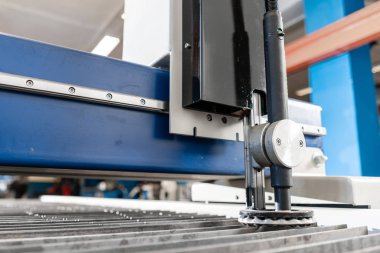 Metal plaka kesim endüstriyel plazma makinesi. Yeni CNC lazer plazma. Metal modern teknolojinin lazer plazma kesimi üzerine seçici odaklama.