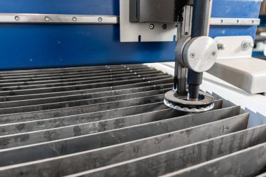 Metal plaka kesim endüstriyel plazma makinesi. Yeni CNC lazer plazma. Metal modern teknolojinin lazer plazma kesimi üzerine seçici odaklama.