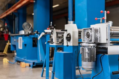 üretim aracı, elektrikli makine inişli çıkışlı. Havalandırma ve oluklar üretimi. Araç ve Sac bükme donatımı. üretim veya deposundaki bir gösteri stand