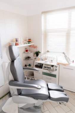 Profesyonel pedikür koltuğu, kozmetik prosedürleri için ofis. Salon Spa ve güzellik