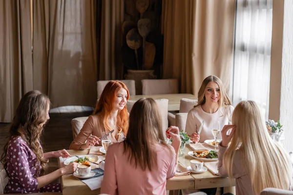 Pět žen. Portrét mladých lidí snídat u stolu v restauraci. Šampaňské pro snídani. Rozhovor a smích, živá komunikace — Stock fotografie