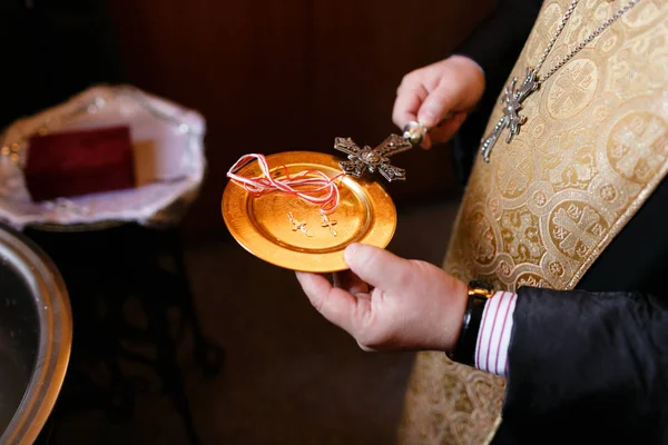 Accesorios para el bautizo de niños. Iconos de velas y fuente, la Iglesia armenia cristiana . — Foto de Stock