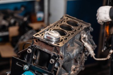 Motor için yeni bir pistonlar yakın çekim, revizyon.. Motorlu bir onarım standı ile piston ve otomotiv teknolojisinin bağlantı çubuğu. Bir araba tamircisi iç.