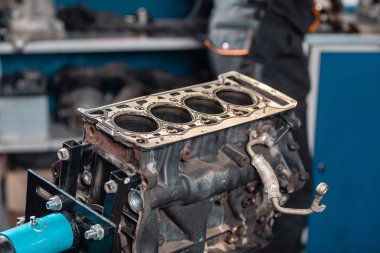 Stand üzerindeki sökülebilir motorun yakın çekim. Yeni silindirler. Motor sermaye tamiri. On altı Vana ve dört silindir. Araç servis konsepti.