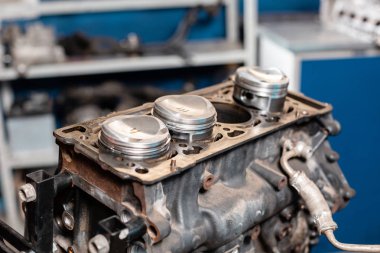 Motor için yeni bir pistonlar yakın çekim, revizyon.. Motorlu bir onarım standı ile piston ve otomotiv teknolojisinin bağlantı çubuğu. Bir araba tamircisi iç.