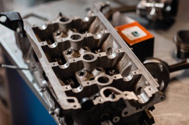 mekanik kilitleme valf mekanizması açıldı. Motor bloğu araç sökmeye. Motor sermaye onarım. 16 valf ve dört silindirli. Araba hizmet anlayışı.