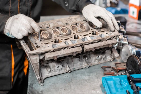 El mecánico instala una nueva válvula. Desmonte el vehículo del bloque del motor. Reparación de capital motor. 16 válvulas y 4 cilindros. Concepto de servicio de coche . — Foto de Stock