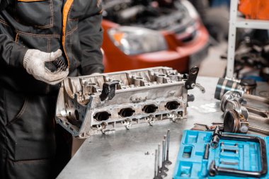 Mekanik motoru sökme, revizyon.. Motorlu bir onarım standı ile piston ve otomotiv teknolojisinin bağlantı çubuğu. Bir araba tamircisi iç.