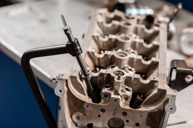 mekanik kilitleme valf mekanizması açıldı. Motor bloğu araç sökmeye. Motor sermaye onarım. 16 valf ve dört silindirli. Araba hizmet anlayışı.