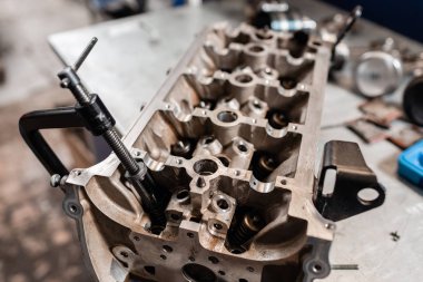 mekanik kilitleme valf mekanizması açıldı. Motor bloğu araç sökmeye. Motor sermaye onarım. 16 valf ve dört silindirli. Araba hizmet anlayışı.