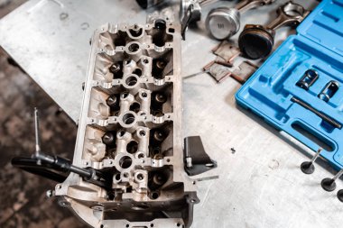 mekanik kilitleme valf mekanizması açıldı. Motor bloğu araç sökmeye. Motor sermaye onarım. 16 valf ve dört silindirli. Araba hizmet anlayışı.