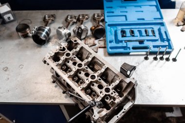 mekanik kilitleme valf mekanizması açıldı. Motor bloğu araç sökmeye. Motor sermaye onarım. 16 valf ve dört silindirli. Araba hizmet anlayışı.