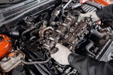 Mekanik parça motor kafası almak. Modern dizel motor, işçi elleri ve aleti tamiri.