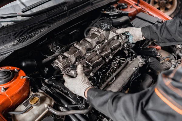 Mekaniker tar till bitar motor huvudet. Reparation av modern diesel motor, arbetare händer och verktyg. — Stockfoto