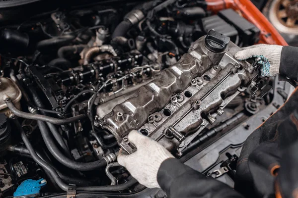 Mecánica toma a pedazos la cabeza del motor. Reparación de motor diesel moderno, manos de los trabajadores y herramienta . —  Fotos de Stock