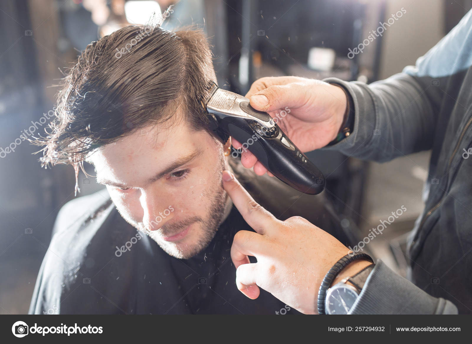 Salão. close-up de um corte de cabelo feminino, mestre em uma barbearia