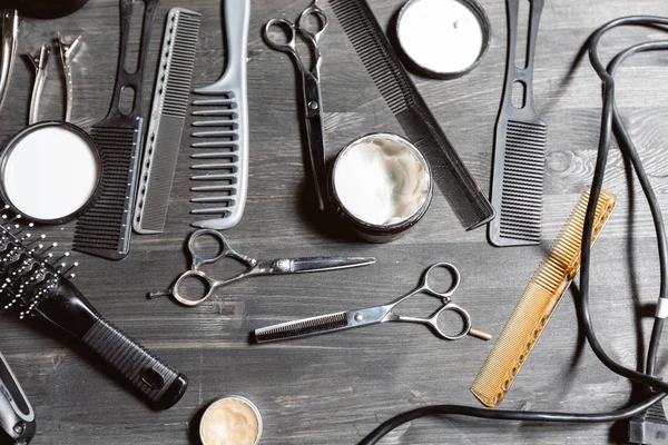 Uppsättning professionella Frisör verktyg på grå bakgrund. Träbord i barbershop. Arbete bearbetar av Barberaren ledar- — Stockfoto