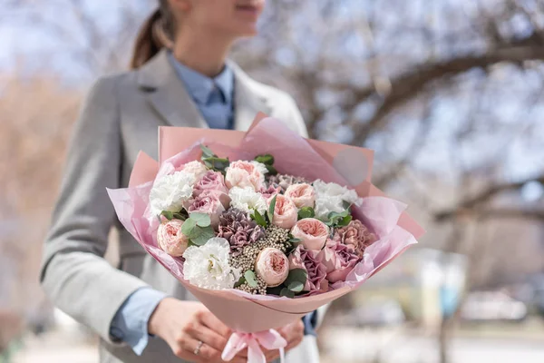 아름 다운 신선한 여자 손에 혼합된 꽃의 꽃다발을 잘라. 꽃이 게에서 꽃집의 작품. 섬세 한 파스텔 톤 색상 — 스톡 사진