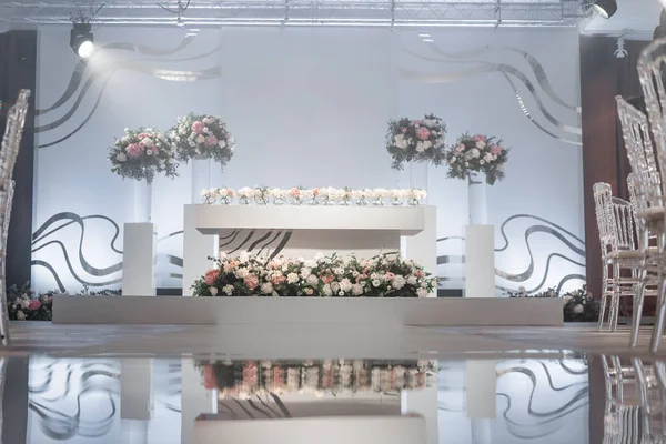 La mesa de los recién casados. Pequeños arreglos florales en jarrones de vidrio de bola. Interior del restaurante para la cena de bodas, listo para los huéspedes. Concepto de restauración . — Foto de Stock