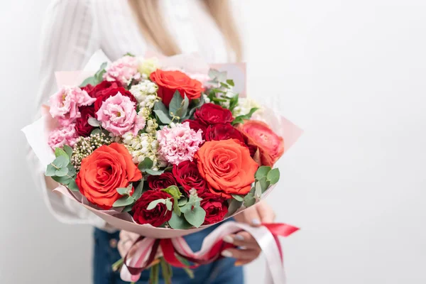 여성의 손에 혼합 꽃의 아름다운 꽃다발. 꽃 가게에서 꽃집의 작품. 섬세 한 파스텔 색상입니다. 신선한 컷 꽃입니다. 레드/핑크 컬러 — 스톡 사진