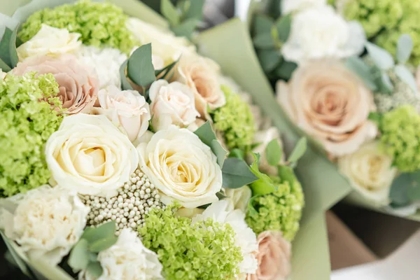 Zwei schöne Sträuße gemischter Blumen. die Arbeit des Blumenhändlers in einem Blumenladen. zarte Pastellfarbe. frische Schnittblume. grüne und rosa Farbe — Stockfoto