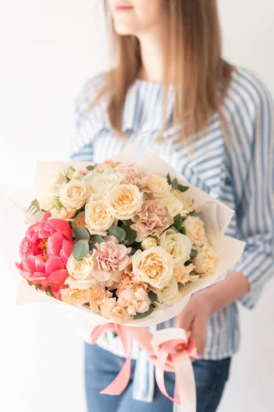 mercan şakayık. Kadın elinde karışık çiçek güzel buketleri. bir çiçekçi de çiçekçi çalışmaları. Narin Pastel rengi. Taze kesilmiş çiçek.
