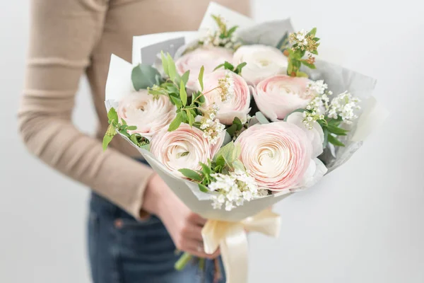 Buquê mono de Ranúnculo, Buttercup persa. Buquê delicado de flores mistas em mãos de mulheres. o trabalho da florista em uma loja de flores. Cor pastel delicada. Flores frescas cortadas . — Fotografia de Stock