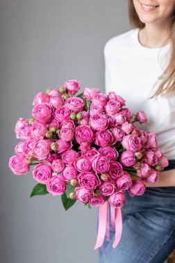 Çalı gülleri, pembe şakayık kadınlar elinde. Katalog veya online mağaza için güzel şakayık çiçek. Güzel buket. Çiçek dükkanı konsepti . Taze kesim Çiçekler teslimat