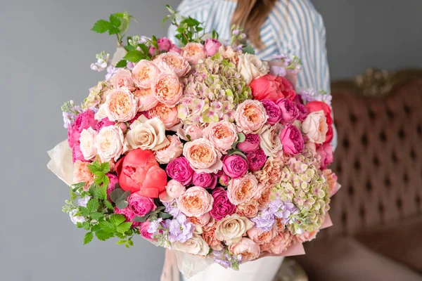 Grande Hermoso ramo de flores mixtas en mano de mujer. Concepto de tienda floral. Hermoso ramo de corte fresco. Entrega de flores — Foto de Stock