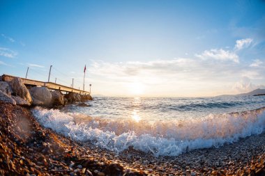 Sahilde plaj taşları. Sahilde yaz gün doğumu, Korfu adası, Yunanistan. Sahil İyon denizi. Duvar kağıdı