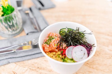 Çatal ile geleneksel Hawaii çanak poke kase. Pirinç, turp, salatalık, domates, susam ve yosun ile Hawaii somon balığı. Diyet ve Faydalı fast food