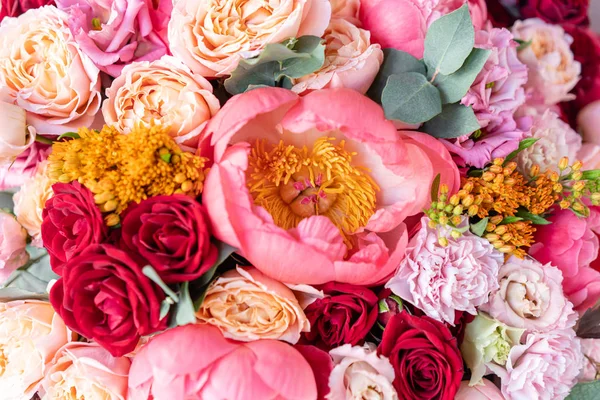 Close-up Duży Piękny bukiet mieszanych kwiatów. Tło kwiat i tapeta. Koncepcja kwiaciarni. Piękny, świeży bukiet. Dostawa kwiatów — Zdjęcie stockowe