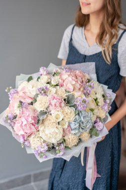 Kadın elinde karışık çiçek Büyük Güzel buket. Çiçek dükkanı konsepti . Güzel taze kesme buketi. Çiçek teslimatı