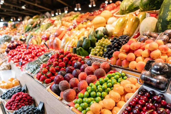 Gran variedad de mercado fresco de frutas y verduras. Varias frutas y verduras frescas de colores. Hortalizas frescas y ecológicas en el mercado agrícola —  Fotos de Stock