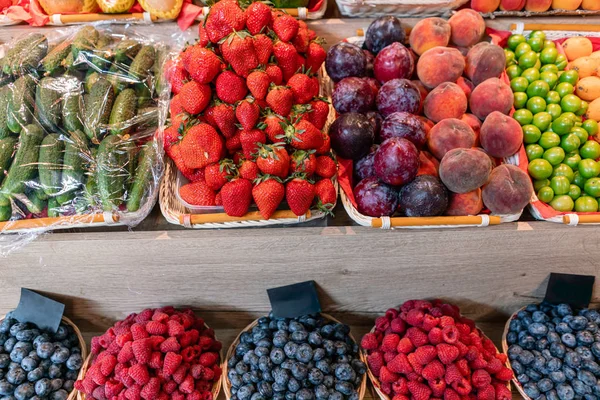 Grande escolha de mercado de frutas e vegetais frescos. Várias frutas e legumes frescos coloridos. Produtos hortícolas frescos e biológicos no mercado dos agricultores — Fotografia de Stock