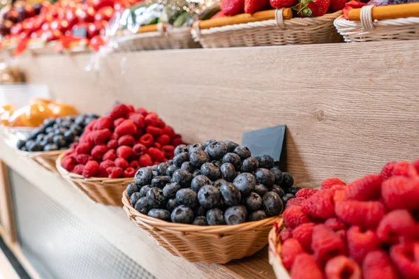 Grande escolha de mercado de frutas e vegetais frescos. Várias frutas e legumes frescos coloridos. Produtos hortícolas frescos e biológicos no mercado dos agricultores — Fotografia de Stock