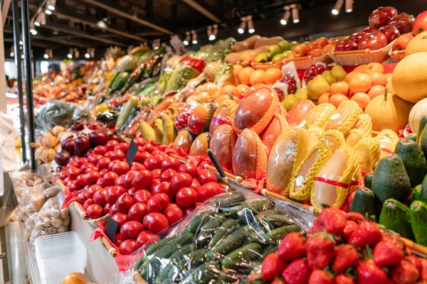 Grande escolha de mercado de frutas e vegetais frescos. Várias frutas e legumes frescos coloridos. Produtos hortícolas frescos e biológicos no mercado dos agricultores — Fotografia de Stock