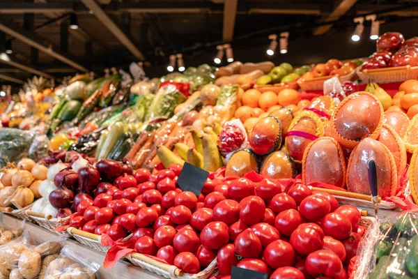 Pilihan besar pasar buah dan sayuran segar. Berbagai buah dan sayuran segar berwarna-warni. Sayuran segar dan organik di pasar petani — Stok Foto