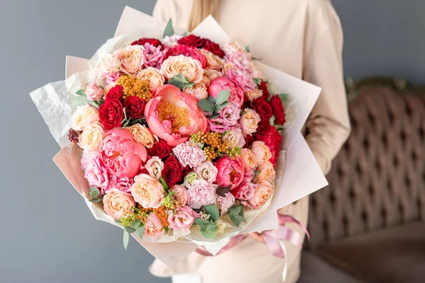 Großer schöner Strauß gemischter Blumen in Frauenhand. Blumenladen-Konzept. schöner frisch geschnittener Strauß. Blumen liefern — Stockfoto