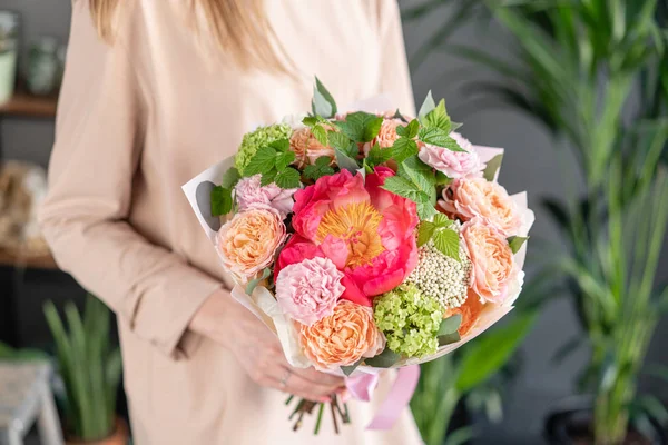 Small Beautiful bouquet of mixed flowers in woman hand. Floral shop concept . Beautiful fresh cut bouquet. Flowers delivery — Stock Photo, Image