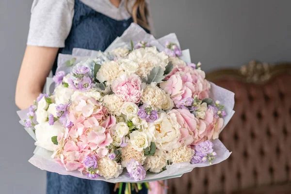 Grande Hermoso ramo de flores mixtas en mano de mujer. Concepto de tienda floral. Hermoso ramo de corte fresco. Entrega de flores — Foto de Stock